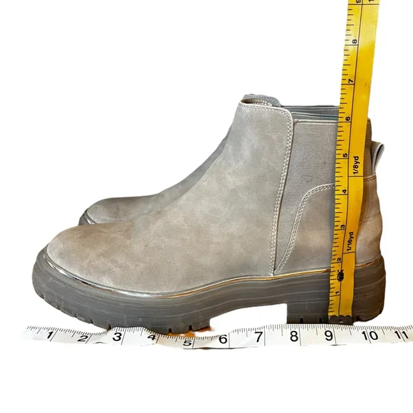Women's Call It Spring MAXXYNE Beige Silver Platform Chelsea Boots US 9 - Picture 5 of 11
